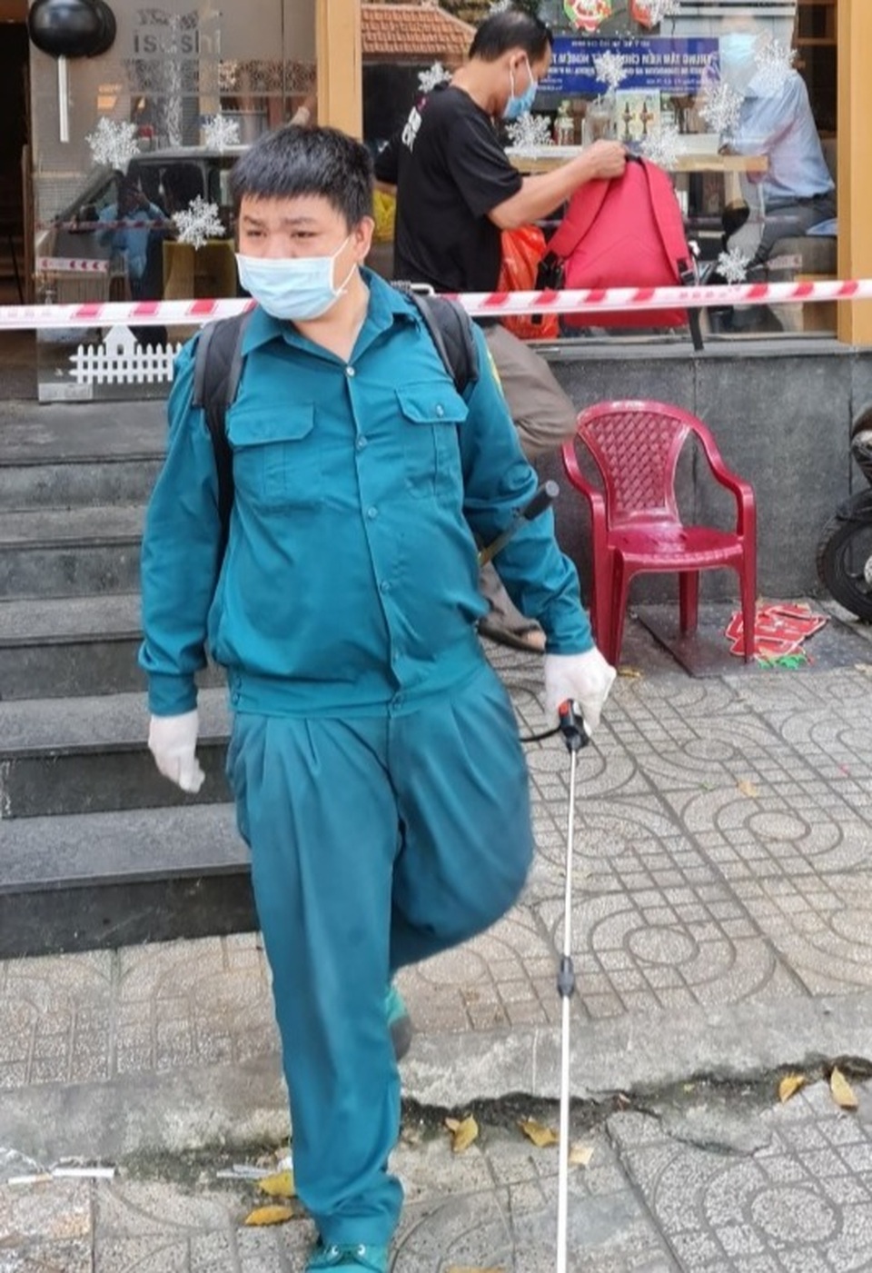 Mắc màn, ngủ vỉa hè canh Covid-19 - 6 Mắc màn, ngủ vỉa hè canh Covid-19 - 6