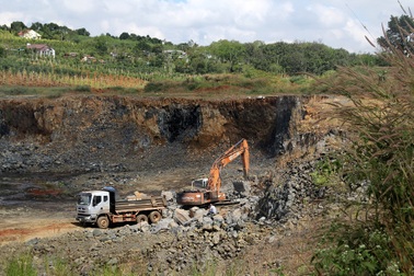 Dùng dây cáp giữ nhà vì doanh nghiệp nổ mìn phá đá