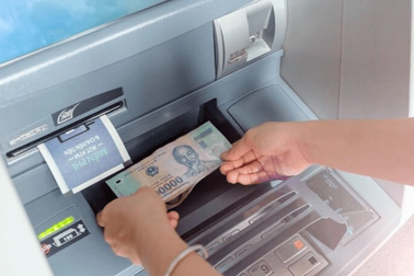 Công an Hà Nội tìm người bỏ quên 10 triệu đồng ở cây ATM