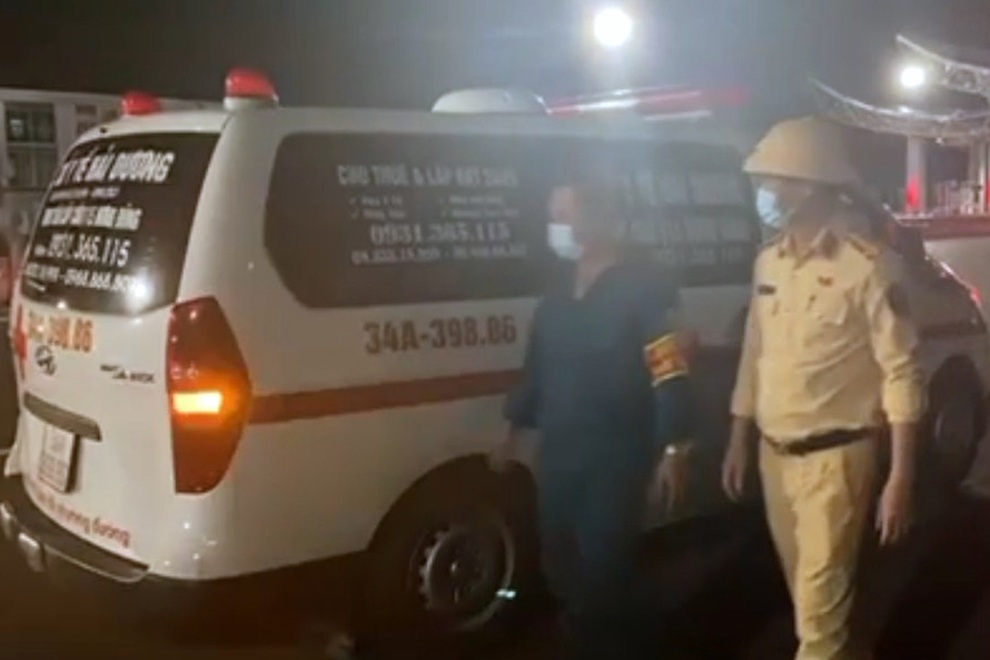 Đóng giả bệnh nhân, 5 người thuê xe cứu thương thông chốt kiểm dịch - 1