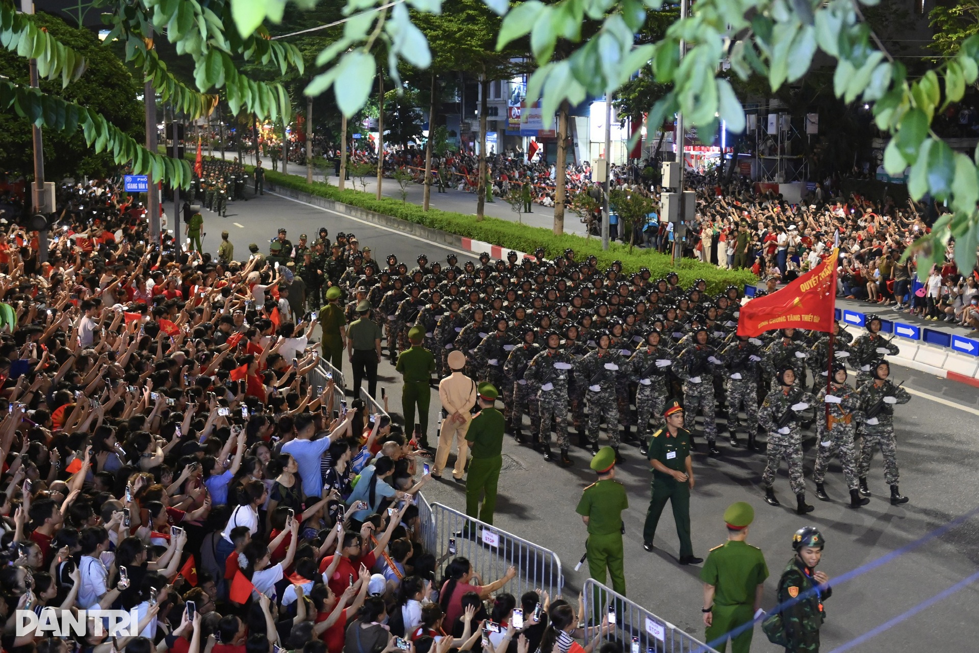 Các khối diễu binh trùng trùng như sóng trong buổi tổng hợp luyện ở Ba Đình - 13 Các khối diễu binh trùng trùng như sóng trong buổi tổng hợp luyện ở Ba Đình - 13
