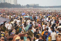 Nghỉ lễ dài ngày, khách đổ xô du lịch, nhiều nơi đông đúc quá tải