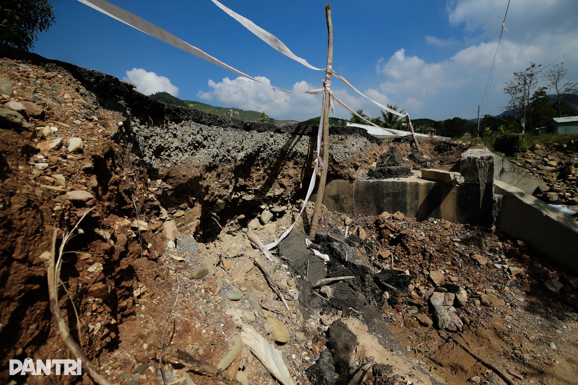 Dân thấp thỏm lưu thông qua tuyến đường sạt lở ở Đà Nẵng - 8 Dân thấp thỏm lưu thông qua tuyến đường sạt lở ở Đà Nẵng - 8