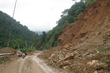 Quốc lộ 7 lại sạt lở nghiêm trọng 