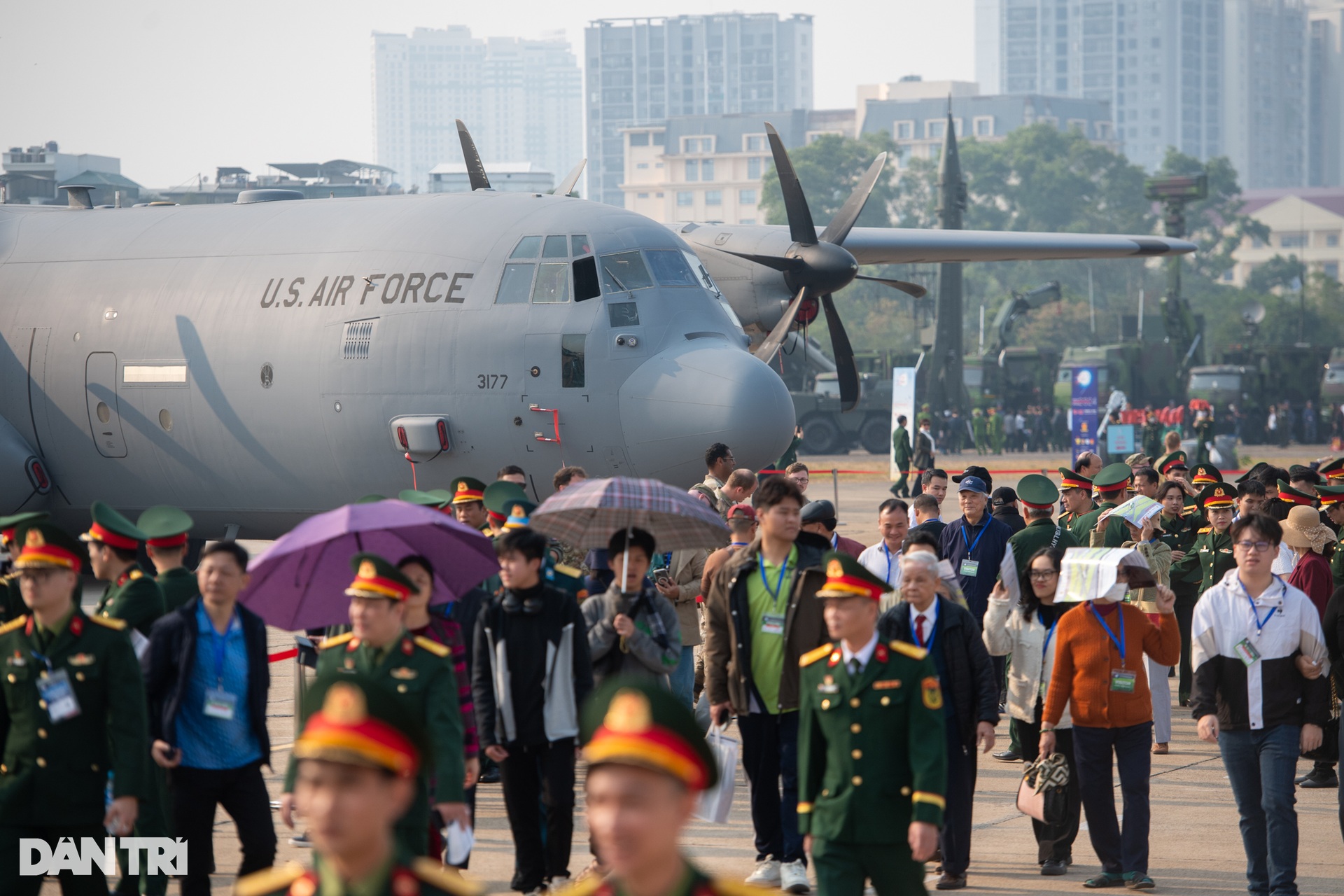 Khách tham quan thích thú xem vũ khí, xếp hàng trải nghiệm bắn súng - 1 Khách tham quan thích thú xem vũ khí, xếp hàng trải nghiệm bắn súng - 1