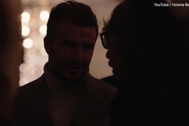David Beckham chào hỏi khách khứa tới dự show trình diễn của vợ