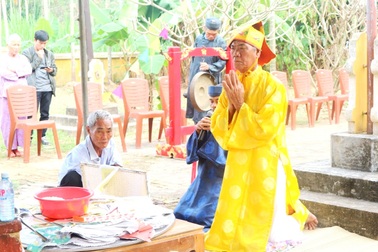 Du khách háo hức trẩy hội Giỗ tổ nghề mộc Kim Bồng