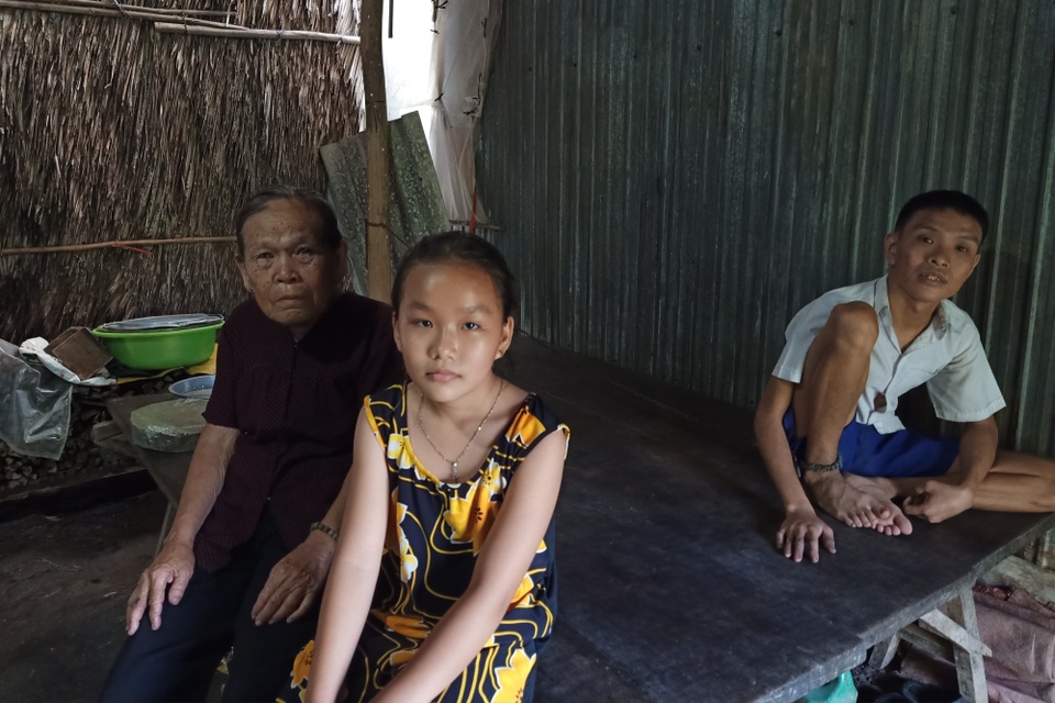 Thương bé gái xinh xắn sống bữa đói, bữa no với ngoại gù lưng, cậu tâm thần - 6 Thương bé gái xinh xắn sống bữa đói, bữa no với ngoại gù lưng, cậu tâm thần - 6