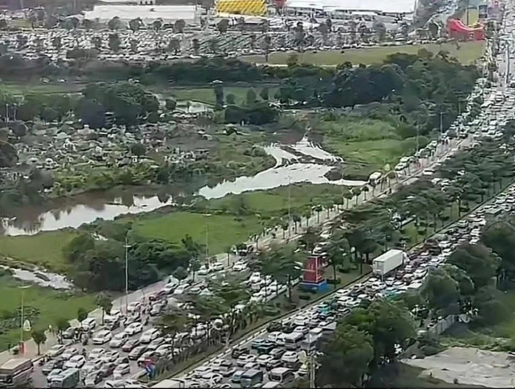 Nhiều tuyến đường hướng về triển lãm 80 năm ở Đông Anh bị ùn tắc - 1 Nhiều tuyến đường hướng về triển lãm 80 năm ở Đông Anh bị ùn tắc - 1