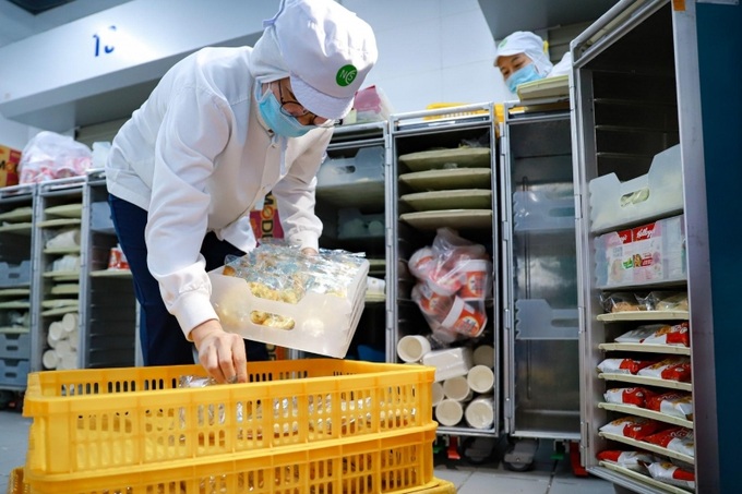 Công ty suất ăn thu gom, xử lý, phân loại để đảm bảo chất lượng của các suất ăn quyên góp.