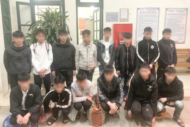 Hơn 20 thanh thiếu niên cầm hung khí rượt đuổi nhau náo loạn đường phố