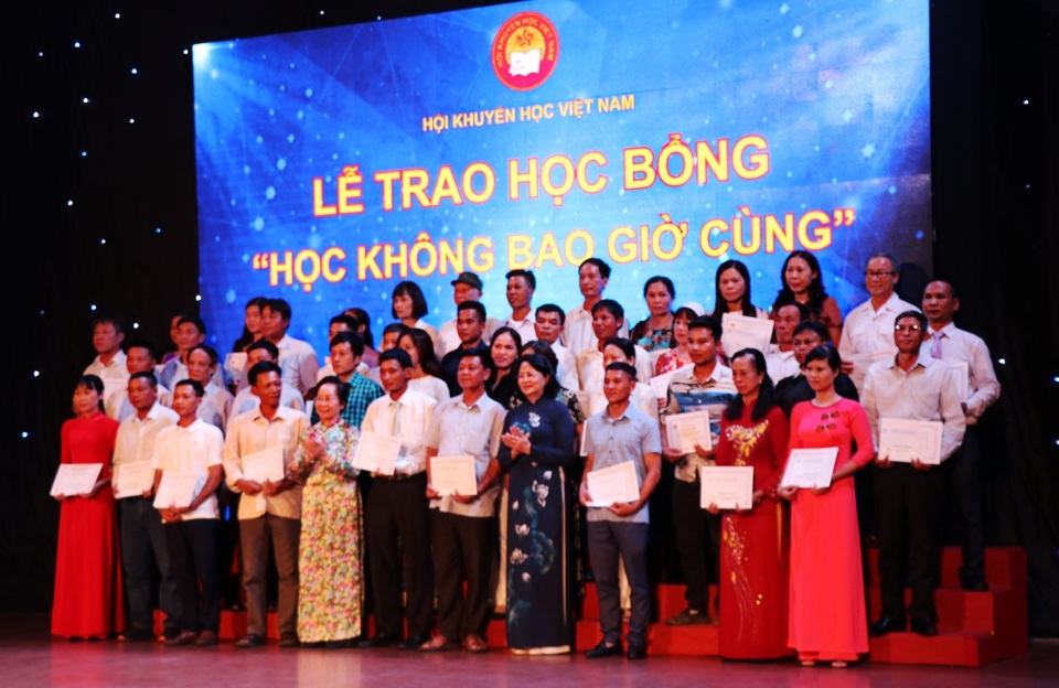 Trao học bổng “Học không bao giờ cùng” đến 144 cá nhân tiêu biểu phía Bắc - 6 Trao học bổng “Học không bao giờ cùng” đến 144 cá nhân tiêu biểu phía Bắc - 6
