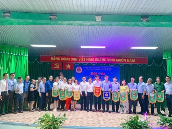 12 đội dự thi.