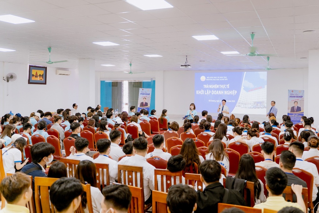 Anh hùng lao động truyền cảm hứng khởi nghiệp cho sinh viên Đại học Kinh Bắc - 2 Anh hùng lao động truyền cảm hứng khởi nghiệp cho sinh viên Đại học Kinh Bắc - 2