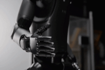 Robot hình người tích hợp ChatGPT xuất hiện trong nhà máy lắp xe sang