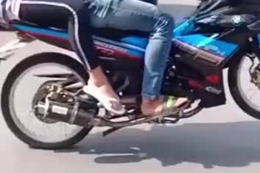 Thanh niên chở bạn gái “trổ tài” bốc đầu xe máy và cái kết