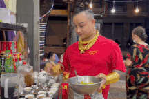 Chủ quán dát vàng cơ thể, trầy tay trộn chân gà vẫn không tháo