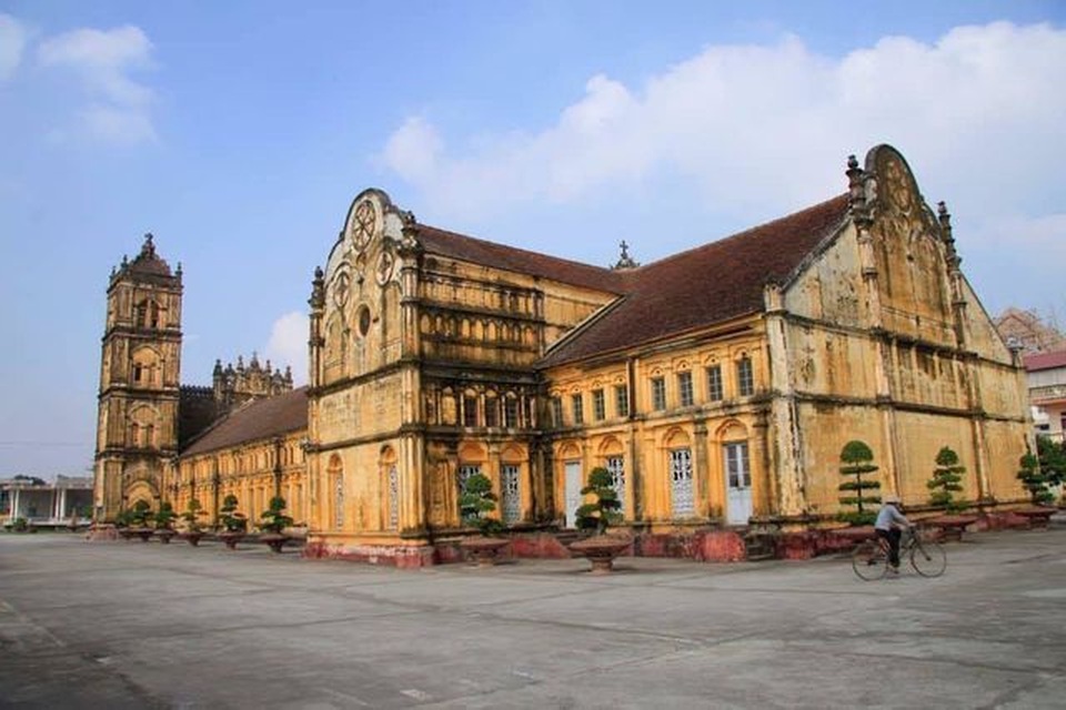 Nghiêm cấm người lạ ra vào khi đang hạ giải nhà thờ Bùi Chu - 3 Nghiêm cấm người lạ ra vào khi đang hạ giải nhà thờ Bùi Chu - 3
