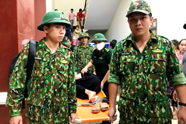 Cấp cứu một phụ nữ bị hen suyễn tại nơi sơ tán bão