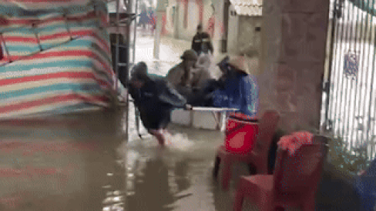 Gia chủ dùng xe kéo chở khách vào dự tiệc cưới vì đường ngập