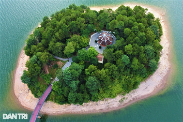 Đền thờ cố Tổng Bí thư Lê Duẩn giữa lòng hồ Kẻ Gỗ