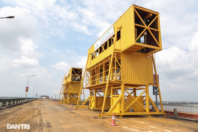 Cận cảnh đại công trường sửa chữa mặt cầu Thăng Long - 9 Cận cảnh đại công trường sửa chữa mặt cầu Thăng Long - 9