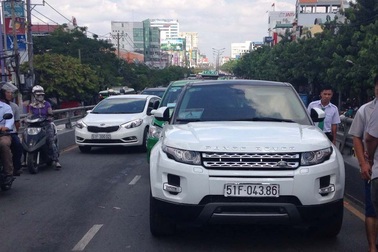 Ranger Rover bạc tỉ móp đuôi sau cú đâm liên hoàn