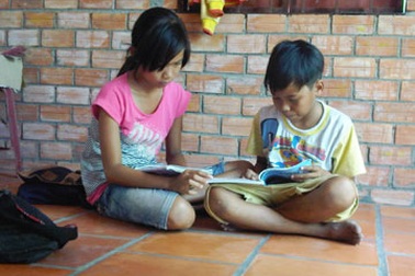 Hai chị em nghèo côi cút hiếu học