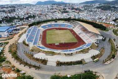 Sân vận động Đà Lạt hơn 270 tỷ đồng bong tróc sau thời gian ngắn sử dụng