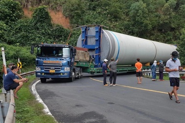 Xe siêu trường chở thiết bị điện gió hư giữa đèo, giao thông ùn tắc