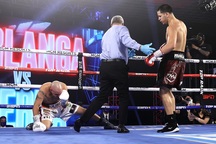 Võ sĩ 23 tuổi đấm đối thủ phải "lê lết" trên sàn đấu