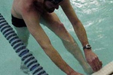 Xử trí chuột rút mỗi lần đi bơi