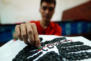 Chàng kỹ sư Hóa làm tranh cổ động chống dịch Covid-19 bằng nút áo