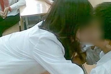 Học trò yêu như thiêu thân, giáo viên... cuống