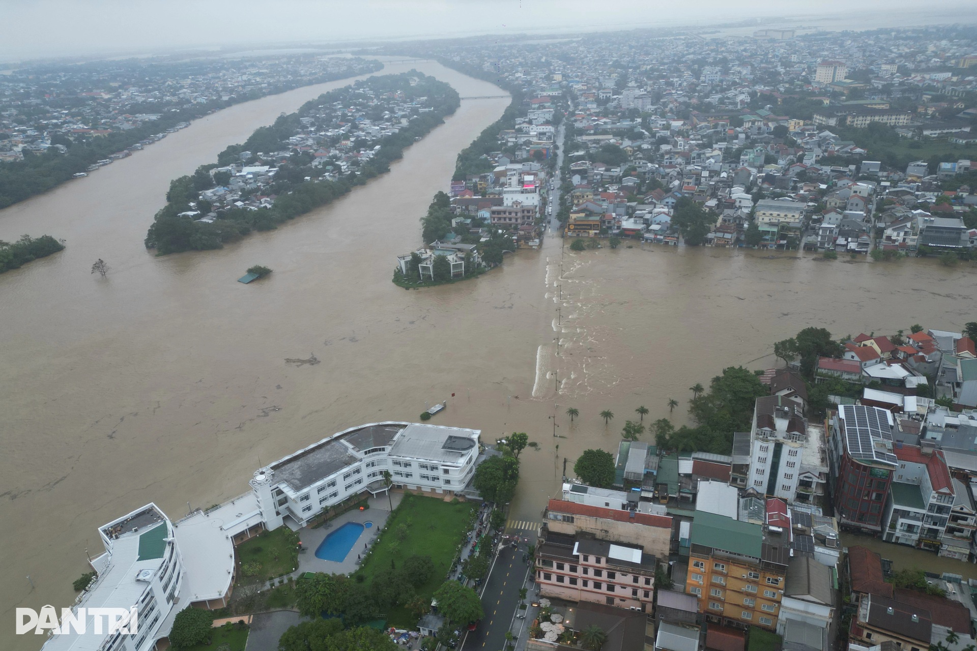 Thành phố Huế mênh mông nước, người dân di chuyển bằng thuyền giữa đô thị - 3