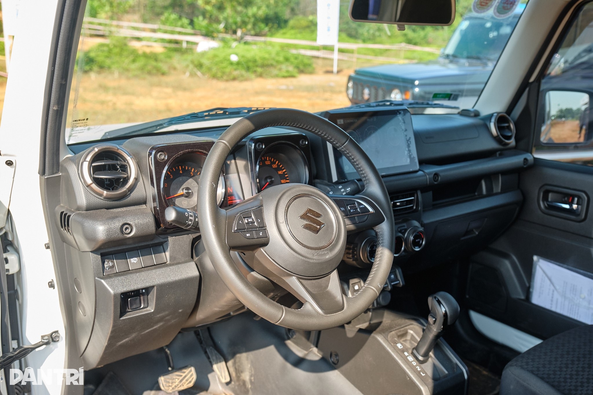 ราคารถใหม่ลดลงอย่างต่อเนื่อง ผู้ซื้อ Jimny ขาดทุนเกือบ 200 ล้านดองหลังจาก 1 ปี - 2 Xe mới liên tục giảm giá, khách mua Jimny lỗ gần 200 triệu đồng sau 1 năm - 2