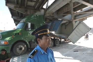 Cầu Long Biên bị xe container đâm “trọng thương”
