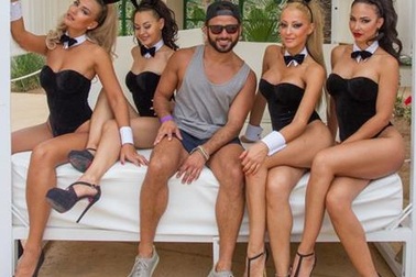 Nam tài tử Anh quốc “quậy” tưng bừng cùng dàn người đẹp Playboy