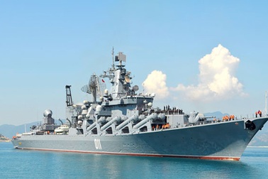 Tàu tuần dương tên lửa của Nga cập cảng Cam Ranh