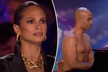 Lạ lùng với tiết mục vừa chơi đàn piano vừa... thoát y