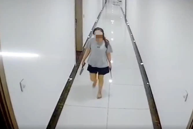 Người phụ nữ có biểu hiện "lạ" ở chung cư Le Grand Jardin được đưa vào viện