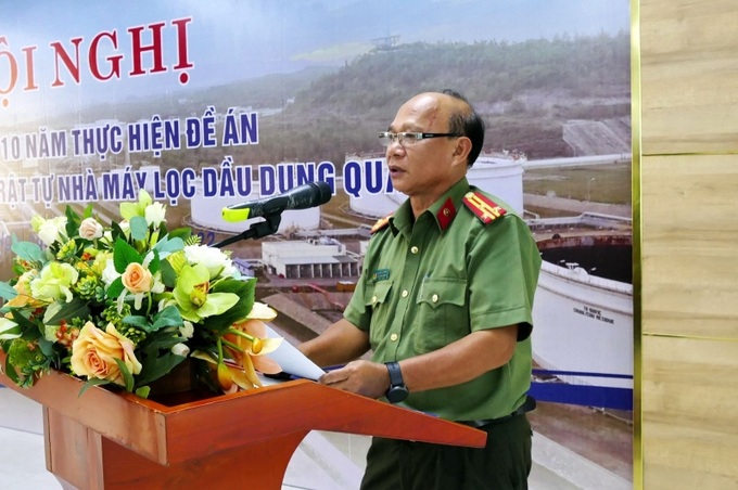 Đại diện Công an tỉnh Quảng Ngãi báo cáo kết quả thực hiện Đề án “Đảm bảo an ninh, trật tự NMLD Dung Quất”.