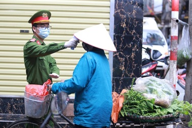 "Phố chợ" Hà Nội lập chốt kiểm soát đo thân nhiệt người ra vào