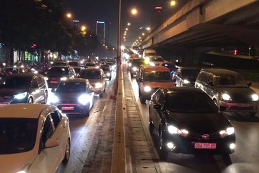 Đường phố Hà Nội ùn tắc nghiêm trọng dịp cuối năm