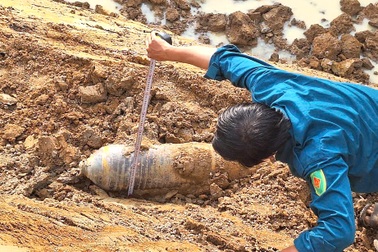 Phát hiện vật thể nghi là bom khi đào hồ