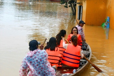Tấp nập du khách trải nghiệm lũ lụt ở Hội An