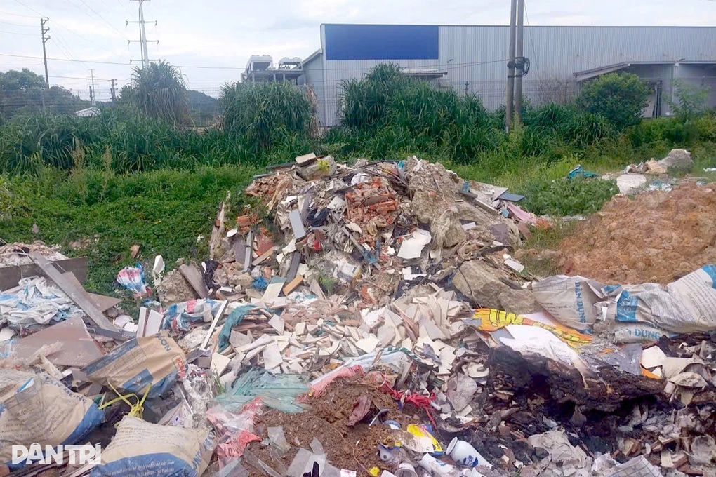 Dân ngán ngẩm vì rác thải bủa vây trên nhiều tuyến đường - 3