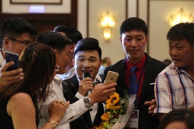 Quang Linh bị khán giả "bao vây" trong dạ tiệc ở Đà Nẵng