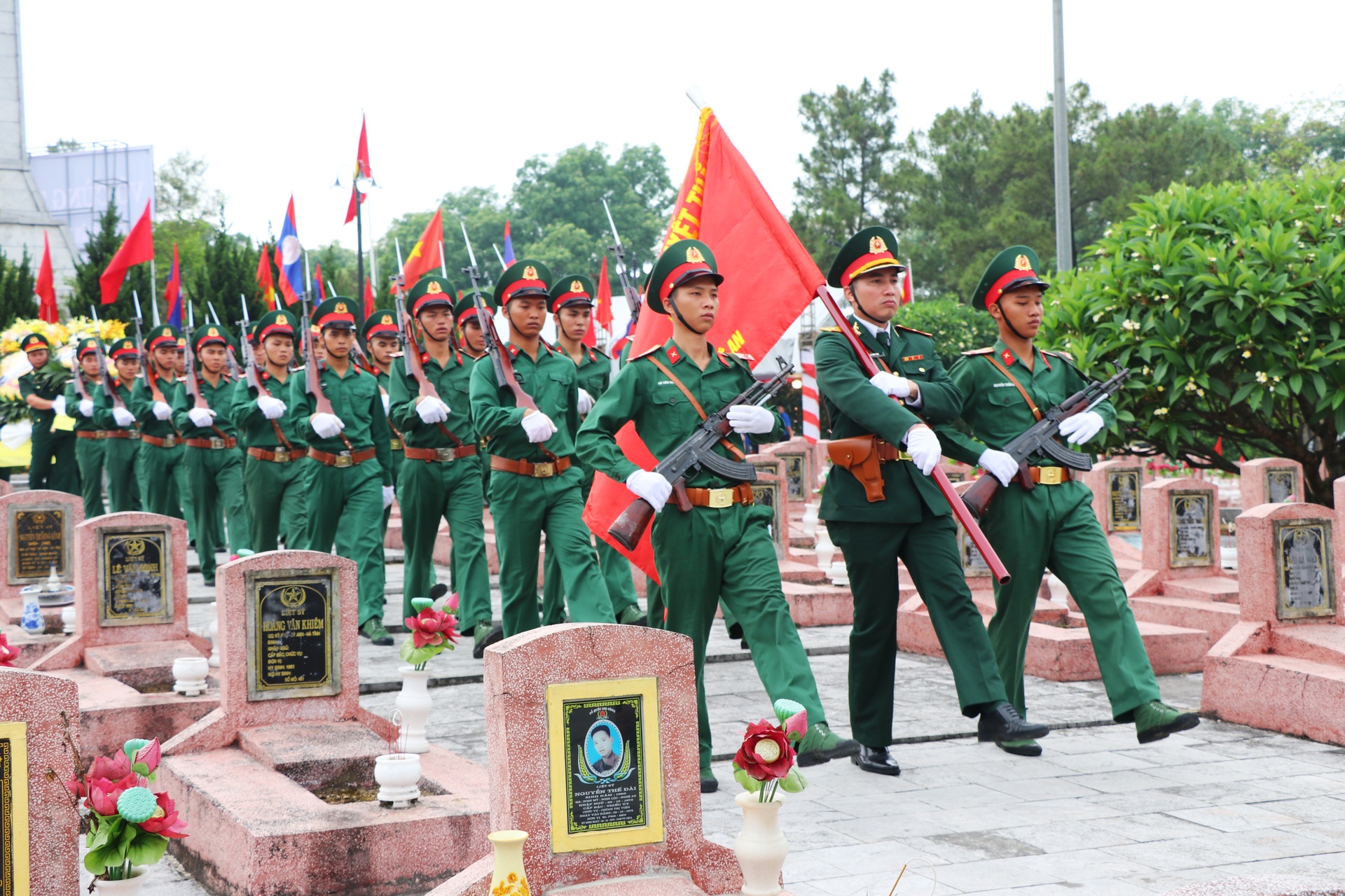 Niềm mong mỏi của gia đình liệt sỹ ngày an táng hài cốt quân tình nguyện - 5 Niềm mong mỏi của gia đình liệt sỹ ngày an táng hài cốt quân tình nguyện - 5