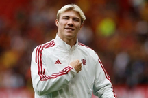 Chi 72 triệu bảng mua Hojlund, Man Utd đón nhận tin không vui